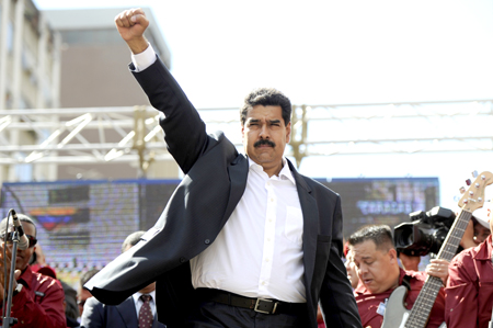 El presidente Maduro participó en un acto con transportistas en Puente Llaguno y dijo que ordenó bajar los precios de automóviles y repuestos