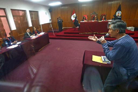El expresidente peruano Alberto Fujimori participa de un juicio oral en el que enfrenta cargos por desvío de fondos públicos, el 14 de noviembre de 2013 en Lima.