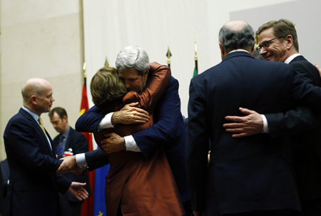 La alta representante de la política exterior europea, Catherine Ashton -tras anunciar el acuerdo- se fundió en abrazos con el secretario de Estado de EE. UU., John Kerry, y saludó con evidente emoción a los ministros de Asuntos Exteriores de Francia, Rusia, Francia, Alemania y China, así como al de Irán.