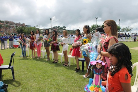 Gran colorido durante el evento inaugural del torneo de la Liga “Gran Mariscal de Ayacucho”