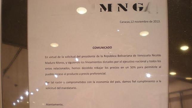 Cartel en una tienda de Mango acogiéndose al dictado del 50% de descuento en los precios por mandato de Maduro. Fuente ABC
