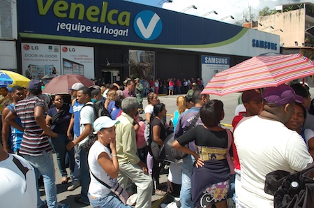 Leyenda: Largas colas se mantenían fuera de los locales capitalinos para adquirir productos electrónicos 