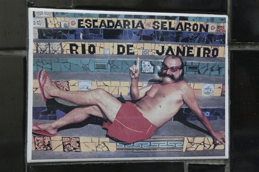 En esta foto del 10 de enero del 2013, el artista brasileño nacido en Chile Jorge Selaron posa en las escaleras que decoró con mosaico en Río de Janeiro, Brasil. El pintor, que convirtió los 215 escalones en un caleidoscopio de coloridas losas brillantes de todo el mundo y con ello transformó un sórdido callejón con olor a orina en un inquieto "homenaje al pueblo brasileño", fue hallado muerto junto a su obra maestra el 10 de enero de 2013. Tenía 65 años. (AP Foto/Archivo)