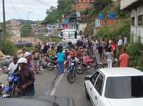 En forma de protesta trancan las vías