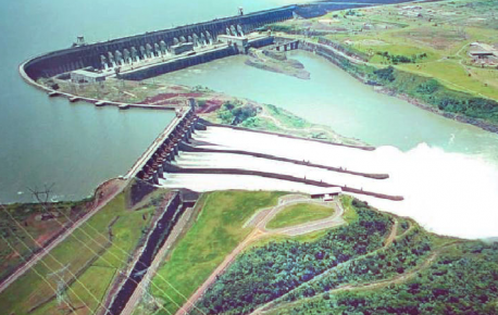 La potencia instalada de Itaipú es de 14.000 MW, en tanto que la de la asiática es de 22.400 MW. 