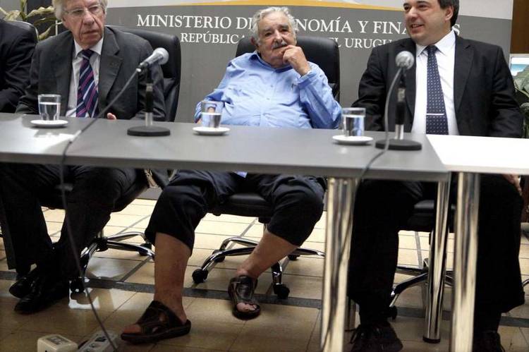 Uruguay-Mujica-chancletas-economia-AP_CLAIMA20131226_0142_14