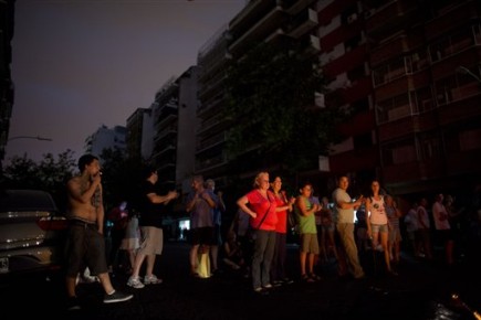 Varias personas que han sufrido apagones durante las últimas dos semanas protestan bloqueando una calle fuera de su complejo de apartamentos en Buenos Aires, Argentina, en esta fotografía de archivo del jueves 26 de diciembre de 2013. (Foto AP/Víctor R. Caivano) 