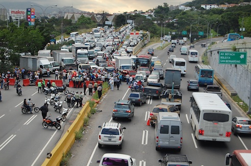 Basura desató furia de vecinos de Petare 