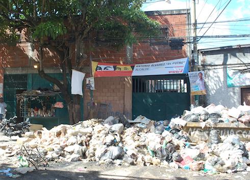  Basura acaparó parte de la vialidad en vía Turumo  