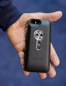 La cámara de imágenes térmicas FLIR ONE para el iPhone es presentada en la convención tecnológica CES el jueves 9 de enero de 2014 en Las Vegas. La cámara puede crear imágenes a partir de la temperatura de los objetos. (Foto AP/Julie Jacobson)