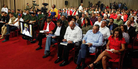 Maduro, se reunió en el Palacio de Miraflores con alcaldes de los 79 municipios priorizados por el Plan Patria Segura y con todos los gobernadores de los estados del país. A la reunión asistió el gobernador de Miranda, Henrique Capriles.