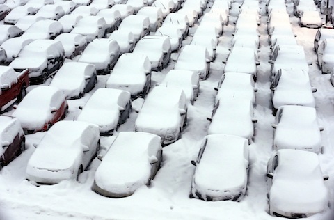 Impresionante imagen de los vehículos estacionados cubiertos de nieve AP / Nam Y. Huh