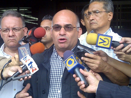 José Antonio España instó al cese "del abuso de poder por parte del Estado".