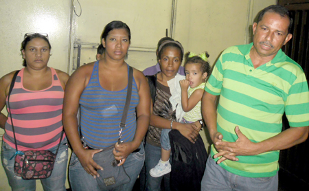 Los integrantes del Movimiento de Pobladores y Pobladores durante su visita a La Voz