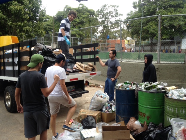 Los vecinos recogieron la basura y la clasificaron