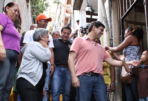 El alcalde recorrió las nuevas escaleras y conversó con los residentes del sector