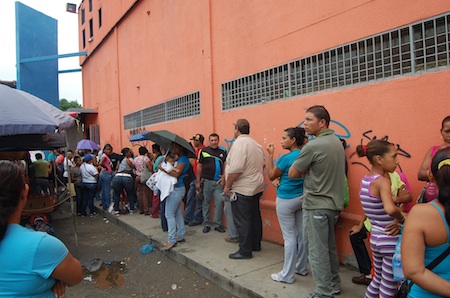 Guatireños aprovecharon la llegada de la  harina y mantequilla para  comprar /Foto Jaime Manrique/LaVoz