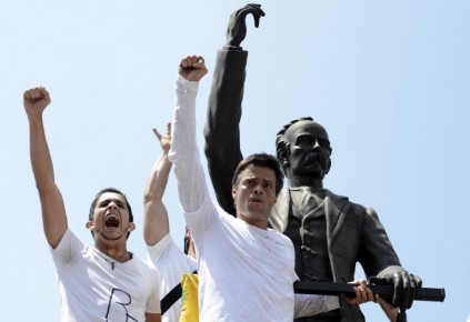 López se bajó de la estatua, abrazó a su esposa y con el rostro tranquilo se dirigió, entre un enjambre de simpatizantes y cámaras de los medios , hacia los guardias nacionales, que lo introdujeron en un camión con rejas y pequeñas ventanillas.