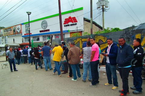 Compradores hacen largas colas desde tempranas horas de la mañana Foto: Irbel Useche