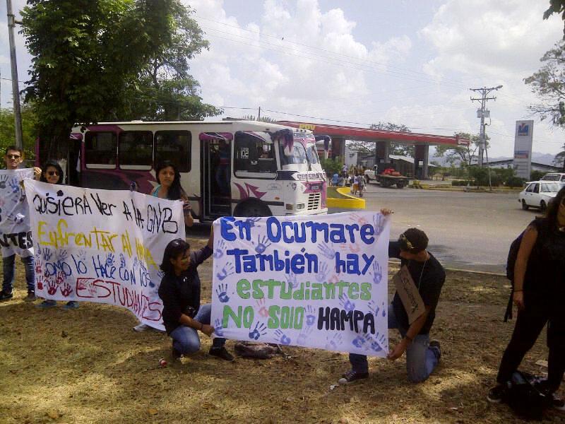 Los estudiantes exhibieron varias pancartas 