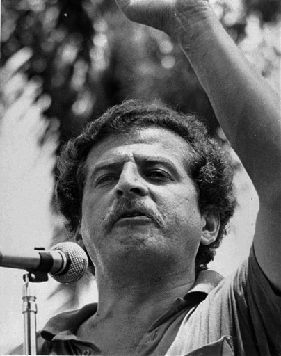 Archivo - En esta fotografía de archivo de 1982, Luis Carlos Galán habla durante un acto. El Estado colombiano fue condenado el jueves 27 de febrero de 2014 a pagar una millonaria suma por la detención injusta de tres hombres señalados de ser los autores materiales del asesinato del dirigente liberal. (AP foto/Archivo)