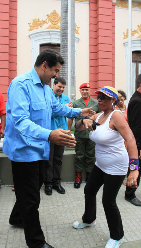 El mandatario nacional Nicolás Maduro, con la llamada abuela del rap, Beatriz Bastidas, una de las animadoras de la velada con los adultos mayores. PRENSA PRESIDENCIAL