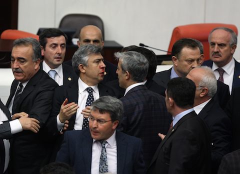 Varios enfrentamientos, con saldo de varios heridos, se registraron en el Parlamento turco AP / Foto
