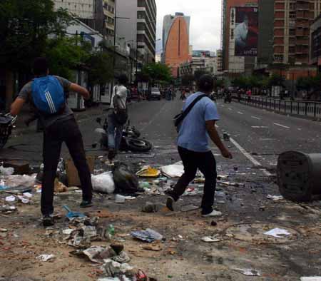 En una calle de Chacao se enfrentaron estudiantes con presuntos oficialistas, sin lesionados que lamentar NEWS FLASH / JC 
