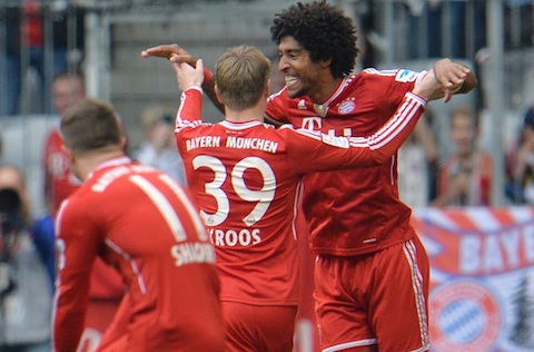 FOTO Bayern's Dante of Brazil, right, and Toni Kroos, center, celebrate after scoring during//AP Photo/Kerstin Joensson El brasileño Dante abrió la cuenta por Bayern a los 19 minutos