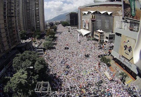 La avenida Francisco de Miranda se quedó pequeña con la convocatoria opositora Foto: AFP