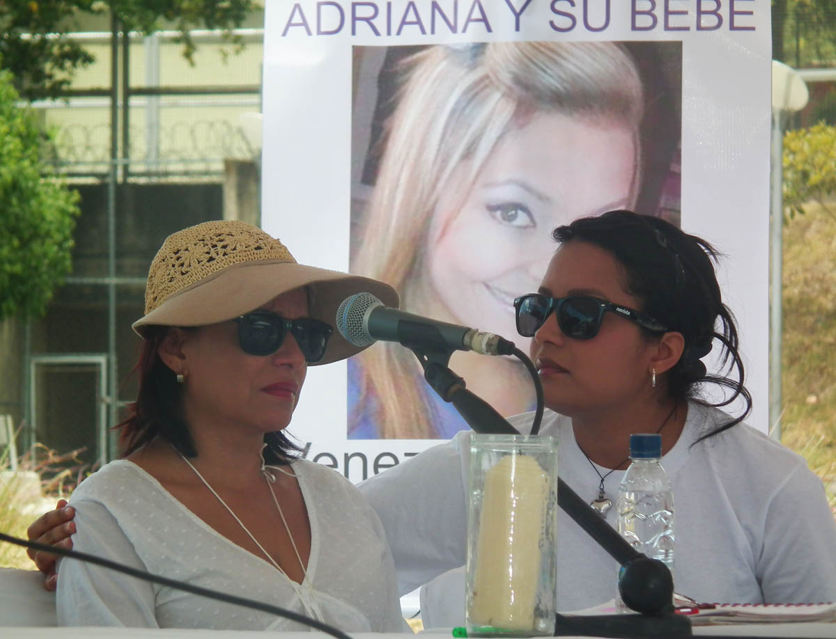 La madre y la hermana de Adriana Urquiola, expresaron ruegos por la paz y la convivencia entre los venezolanos IRBEL USECHE