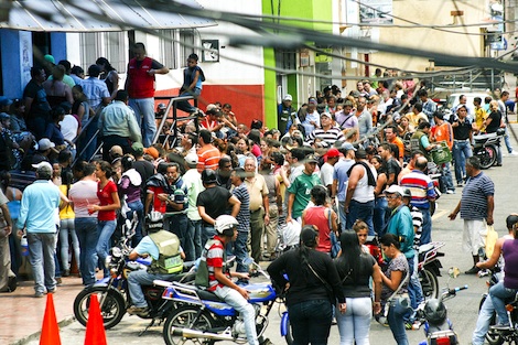 Colas inmensas para comprar comida en el estado Táchira