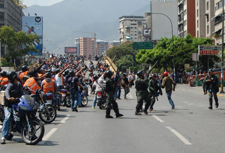 Efectivos de la Guardia Nacional Bolivariana, con sus armas en mano, se despliegan frente a uno de los edificios ubicado en la avenida principal de Los Ruices, de donde supuestamente se lanzaban objetos contundentes contra los motorizados miembros de colectivos. JAIME MANRIQUE