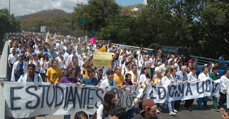 “Médicos se concentraron en la plaza Venezuela exigiendo que la falta de insumos sea solventada lo máspronto”  Jaime Manrique 