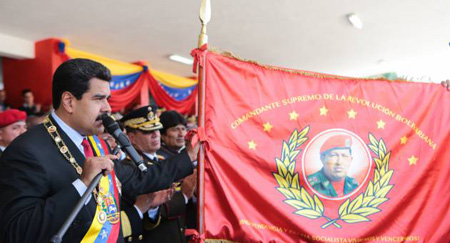 El Poder Popular organizado entregó al presidente Maduro el estandarte del comandante Hugo Chávez, que lleva el rostro del líder socialista y que será enarbolado en todas las instituciones militares del país en honor a su memoria PRENSA PRESIDENCIAL