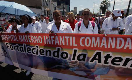 Maduro recibió en Miraflores la marcha de los médicos integrales comunitarios, quienes se movilizaron desde Plaza Venezuela. CORTESIA / AVN