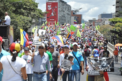 foto ** DSC_0184.jpg**** Manifestantes partieron desde Los Cortijos hasta la Dirección Ejecutiva de la Magistratura; desde plaza Las Américas hasta la sede de Conatel y desde plaza Alfredo Sadel de Las Mercedes hasta la sede de Cadivi /Foto: Nmews Flash