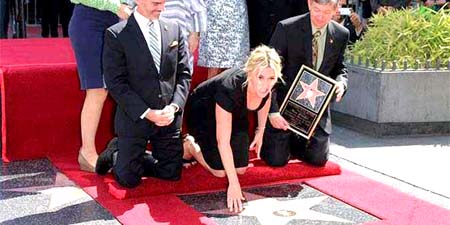La estrella de Kate Winslet es la número 2.520 en colocarse en el suelo de la icónica avenida angelina