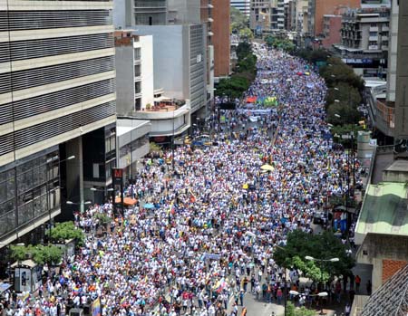 Al filo del mediodía miles de manifestantes opositores avanzaron por las calles del este de Caracas para condenar lo que consideran como la "injerencia" del gobierno cubano en Venezuela FOTOS NEWS FLASH / JC 