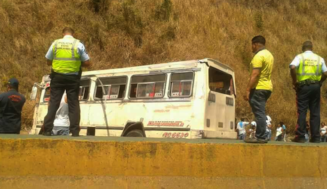  Por varias horas se paralizó la circulación vial en la GMA por volcamiento de autobús que regresaba de cortejo fúnebre