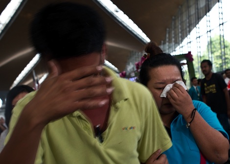 El drama de los familiares de los pasajeros en espera de noticias Foto: AFP