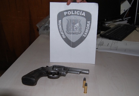 Con este revolver calibre 38 par de atracadores se enfrentaron a patrulleros de Polizamora