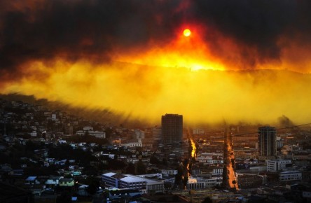 El incendio comenzó en horas de la tarde del sábado en el camino La Pólvora, una zona forestal, precisó la Onemi, para luego extenderse rápidamente debido a la alta temperatura y fuertes vientos que se registran en la zona.