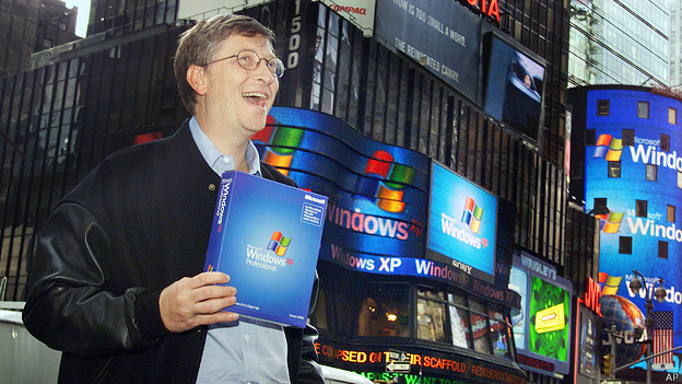 Feliz, Bill Gates presentaba Windows XP en Times Square de Nueva York en 2001