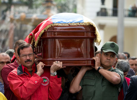 El sepelio de Otaiza se realizó ayer en el Cementerio General del Sur AP / Fernando Llano 
