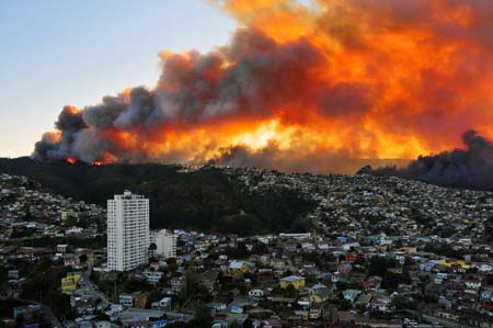 Valparaíso es una bahía rodeada de cerros en los que habita la mayor parte de la población de la zona, donde el fuego destruyó más de 500 viviendas AFP / ANTONIO MIRANDA