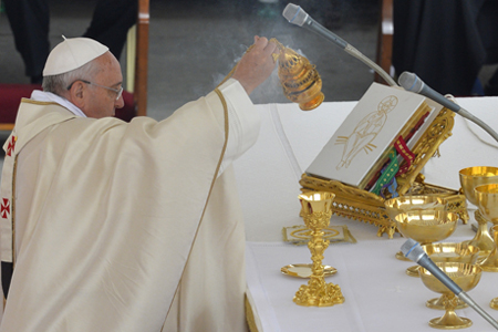 "Juan XXIII y Juan Pablo II cooperaron con el espíritu santo al renovar y actualizar a la Iglesia, y mantenerla cercana con sus figuras prístinas, esa figuras que los imágenes nos han dado a través de los siglos", dijo Francisco ante el libro de los santos AFP / ANDREAS SOLARO 