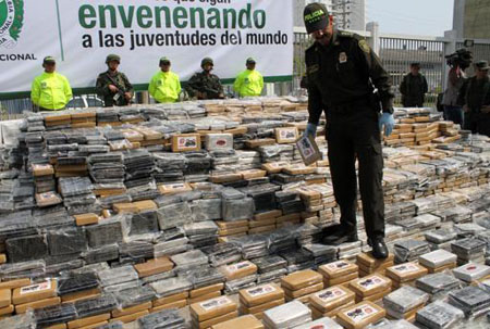  El jefe de la policía nacional de Colombia, general Rodolfo Palomino camina entre los paquetes con cocaína exhibidos a la prensa en una base policial en el puerto caribeño de Cartagena AP / FELIPE CAICEDO 