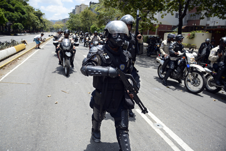 esde muy temprano personal de la PNB acudió a El Cafetal para retirar las barricadas, originándose enfrentamientos AFP / JUAN BARRETO