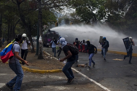 AL MENOS DOS HERIDOS EN CHOQUES ENTRE ESTUDIANTES Y POLICÍAS EN CARACAS